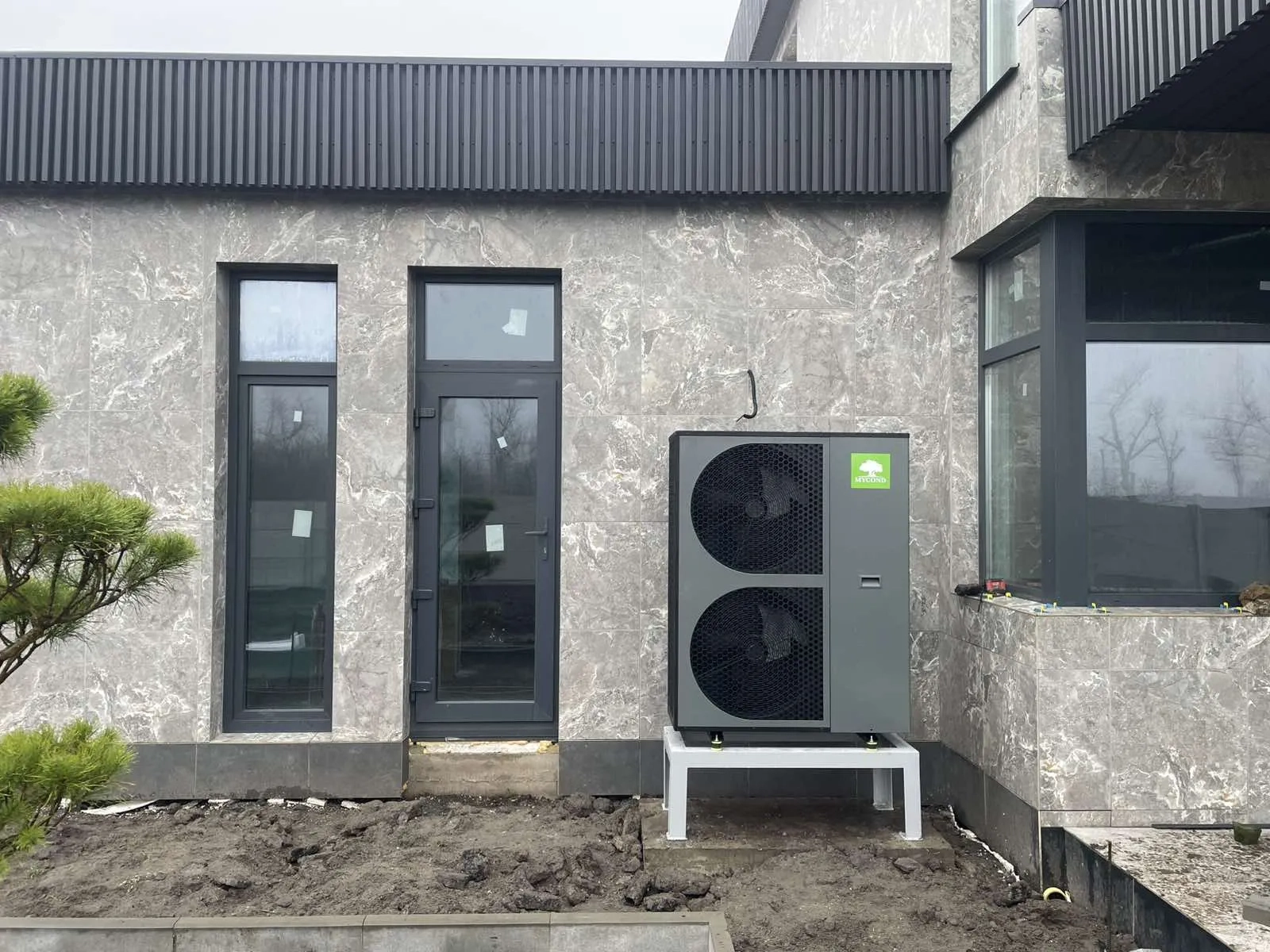 Współczesny dom prywatny z pompą ciepła Mycond BeeThermic Monoblock