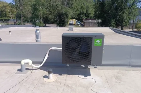 Instalacja domków z pompami ciepła Mycond Split serii BeeHeat