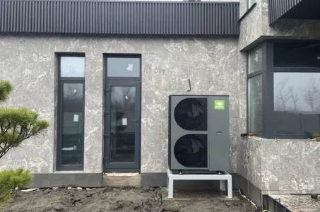 Współczesny dom prywatny z pompą ciepła Mycond BeeThermic Monoblock