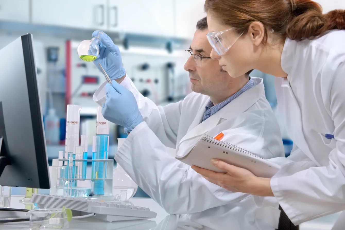 MyCond MHDM-3S Naukowcy w laboratorium pracują z odczynnikami chemicznymi